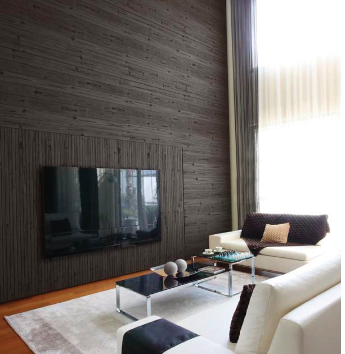 Salón con pared revestida en frisos de madera color wengué oscuro acabado seductor