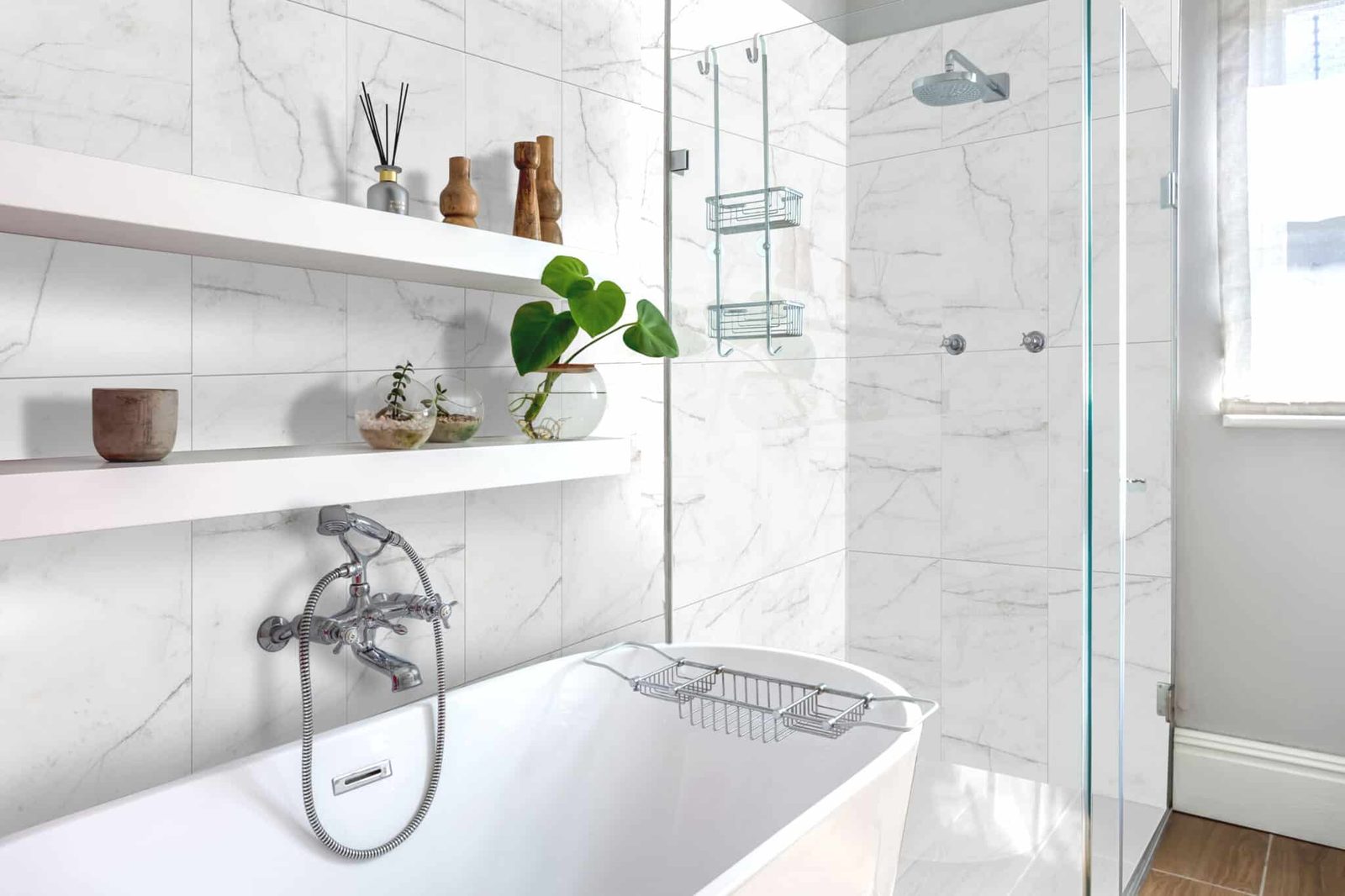 Baño moderno revestido con paneles decorativos efecto mármol blanco